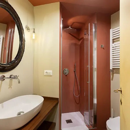 Elegant Historic On A Tree-lined Avenue Near Cadorna Station