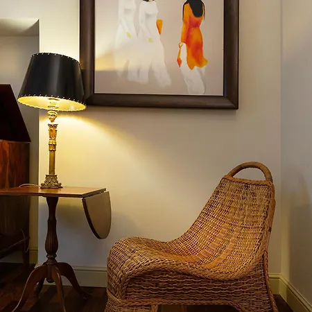 Elegant Historic On A Tree-lined Avenue Near Cadorna Station Milán